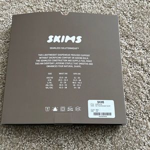 Nib! Skims mid thigh mid waist short